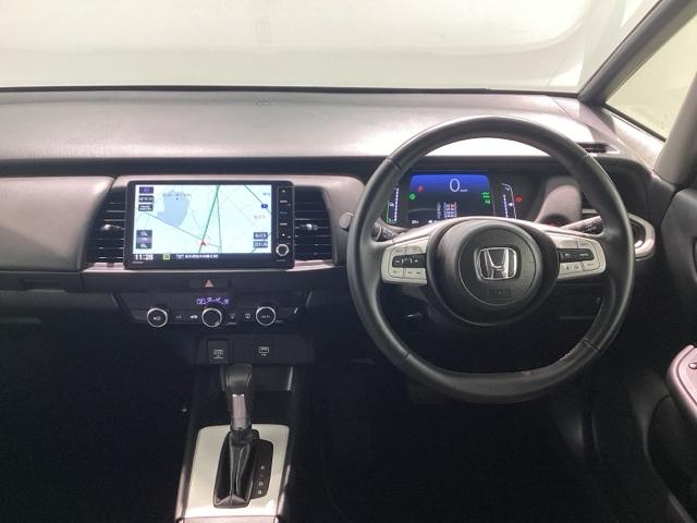 フィット ｅ：ＨＥＶホーム　当社デモカー・Ｂｌｕｅｔｏｏｔｈ・純正ナビ・リアカメラ・ＥＴＣ２．０・前後ドラレコ・・禁煙車・ワンオーナー・ＶＳＡ・サイドカーテンエアバック・電子パーキング・ブレーキホールド・ドアバイザー・スペアキー（10枚目）