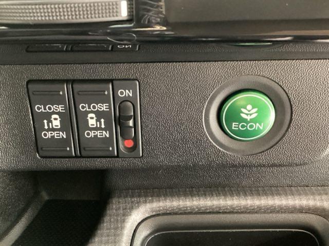 ステップワゴンスパーダ スパーダホンダセンシング Bluetooth・純正ナビ・リアカメラ・ETC・禁煙車・ワンオーナー・VSA・サイドカーテンエアバック・LEDヘッドライト・オートA/C・スマートキー・取扱説明書・記録簿・スペアキー(18枚目)