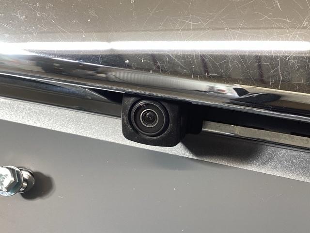 �Ԃ̌���ɏ��^�J�������t���Ă���o�b�N����ۂ̌���̗l�q�����j�^�[��ɕ\�����܂��B