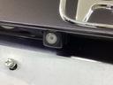 車の後方に小型カメラが付いておりバックする際の後方の様子をモニター上に表示します。
