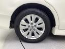 純正アルミホイールです。車にぴったりなデザインで、足元がおしゃれに♪また、スチールホイールに比べ軽いので、車の燃費も良くなりますよ!