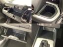 収納スペースや、ドリンクホルダーもついています。長距離ドライブで活躍する必需品ですね♪
