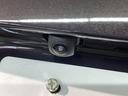 車の後方に小型カメラが付いておりバックする際の後方の様子をモニター上に表示します。