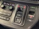 インパネシフトを採用しているので、前席の足元も広々としています。運転席と助手席の行き来もスムーズです!