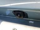 車の後方に小型カメラが付いておりバックする際の後方の様子をモニター上に表示します。