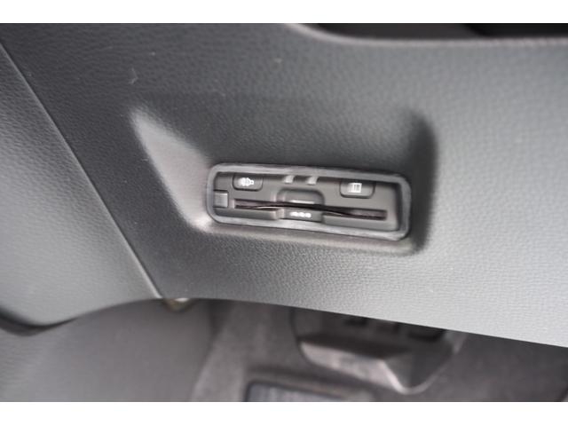 フィット ｅ：ＨＥＶクロスター　ホンダセンシング／衝突軽減ブレーキ／クルーズコントロール／ＬＥＤヘッドライト／１６インチアルミホイール／純正ナビ／ＥＴＣ／ＴＶ／バックカメラ／サイドカーテンエアバック／ＣＤ／ＤＶＤ／（10枚目）