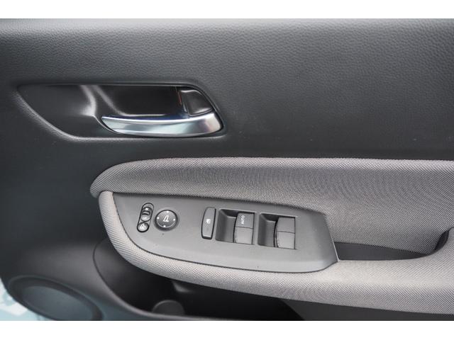 フィット ｅ：ＨＥＶクロスター　ホンダセンシング／衝突軽減ブレーキ／クルーズコントロール／ＬＥＤヘッドライト／１６インチアルミホイール／純正ナビ／ＥＴＣ／ＴＶ／バックカメラ／サイドカーテンエアバック／ＣＤ／ＤＶＤ／（11枚目）