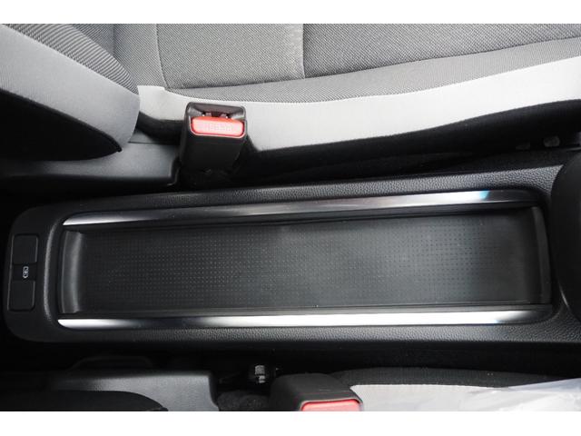 フィット ｅ：ＨＥＶクロスター　ホンダセンシング／衝突軽減ブレーキ／クルーズコントロール／ＬＥＤヘッドライト／１６インチアルミホイール／純正ナビ／ＥＴＣ／ＴＶ／バックカメラ／サイドカーテンエアバック／ＣＤ／ＤＶＤ／（14枚目）