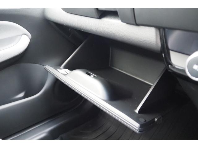 フィット ｅ：ＨＥＶクロスター　ホンダセンシング／衝突軽減ブレーキ／クルーズコントロール／ＬＥＤヘッドライト／１６インチアルミホイール／純正ナビ／ＥＴＣ／ＴＶ／バックカメラ／サイドカーテンエアバック／ＣＤ／ＤＶＤ／（18枚目）