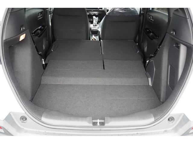 フィット ｅ：ＨＥＶクロスター　ホンダセンシング／衝突軽減ブレーキ／クルーズコントロール／ＬＥＤヘッドライト／１６インチアルミホイール／純正ナビ／ＥＴＣ／ＴＶ／バックカメラ／サイドカーテンエアバック／ＣＤ／ＤＶＤ／（31枚目）