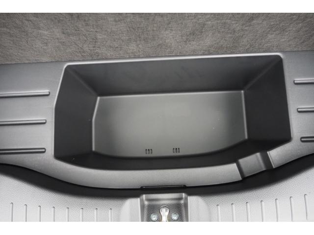 フィット ｅ：ＨＥＶクロスター　ホンダセンシング／衝突軽減ブレーキ／クルーズコントロール／ＬＥＤヘッドライト／１６インチアルミホイール／純正ナビ／ＥＴＣ／ＴＶ／バックカメラ／サイドカーテンエアバック／ＣＤ／ＤＶＤ／（32枚目）