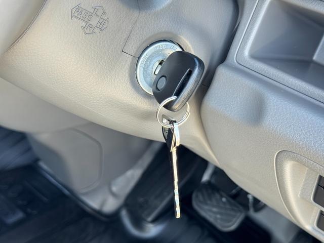 エブリイ ＰＣ　６型　バックアイカメラ付ディスプレイオーディオ　バックアイカメラ付ディスプレイオーディオ　ＬＥＤヘッドランプ　オートライト　スライドドア　シートヒーター　スズキセーフティーサポート　衝突被害軽減システム　アイドリングストップ　横滑り防止機能（32枚目）