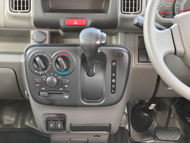 エブリイ ＰＡリミテッド　電子制御式パートタイム４ＷＤ　ＣＶＴ　６型　オートライト　スライドドア　スズキセーフティーサポート　４ＷＤ　衝突被害軽減システム　アイドリングストップ　横滑り防止機能　衝突安全ボディ　盗難防止システム　電波式キーレスエントリー　ＡＭ／ＦＭラジオ（31枚目）