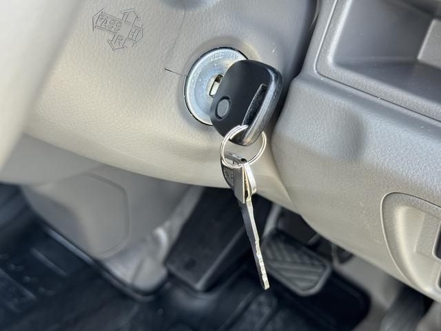 エブリイ ＰＡリミテッド　電子制御式パートタイム４ＷＤ　ＣＶＴ　６型　オートライト　スライドドア　スズキセーフティーサポート　４ＷＤ　衝突被害軽減システム　アイドリングストップ　横滑り防止機能　衝突安全ボディ　盗難防止システム　電波式キーレスエントリー　ＡＭ／ＦＭラジオ（34枚目）