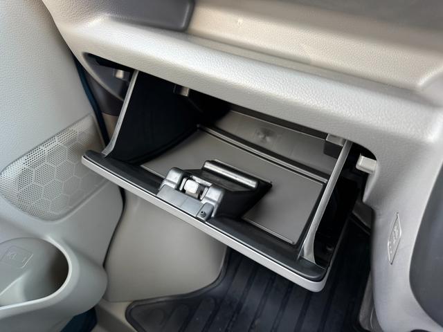 エブリイ ＰＡリミテッド　電子制御式パートタイム４ＷＤ　ＣＶＴ　６型　オートライト　スライドドア　スズキセーフティーサポート　４ＷＤ　衝突被害軽減システム　アイドリングストップ　横滑り防止機能　衝突安全ボディ　盗難防止システム　電波式キーレスエントリー　ＡＭ／ＦＭラジオ（49枚目）