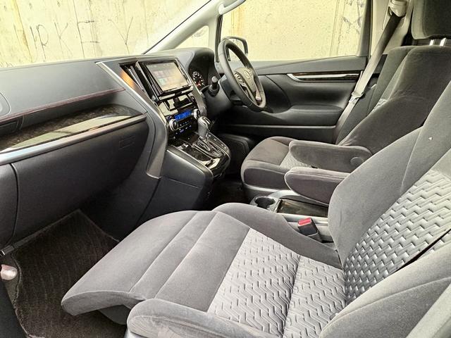 ヴェルファイア ２．５Ｚ　Ａエディション　Ｂモニ　禁煙　オットマン　クルコン　ＬＥＤヘッドライト　ウォークスルー　パワーウィンドウ　衝突安全ボディ　フルフラット　横滑り防止機能　リアオートエアコン　パワーステアリング　ナビＴＶ　記録簿　ＤＶＤ（10枚目）