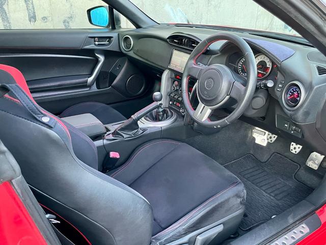 86 GT キーフリ 盗難防止 地デジ スマートキ- ETC車載器 VSA オートエアコン サイドSRS 助手席エアバッグ パワーウィンドウ 衝突安全ボディ 運転席エアバッグ ABS メモリーナビ ナビ・TV(9枚目)