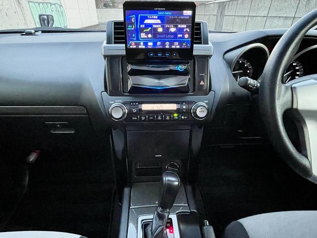 ランドクルーザープラド ＴＸ　アルジェントクロス　ナビＴＶ　オートエアコン　禁煙　パワーウインドウ　メモリーナビゲーション　フルセグ　クルコン　４ＷＤ　バックカメラ　ＤＶＤ　サンルーフ　スマートキー　横滑り防止　サイドエアバッグ　盗難防止システム（8枚目）