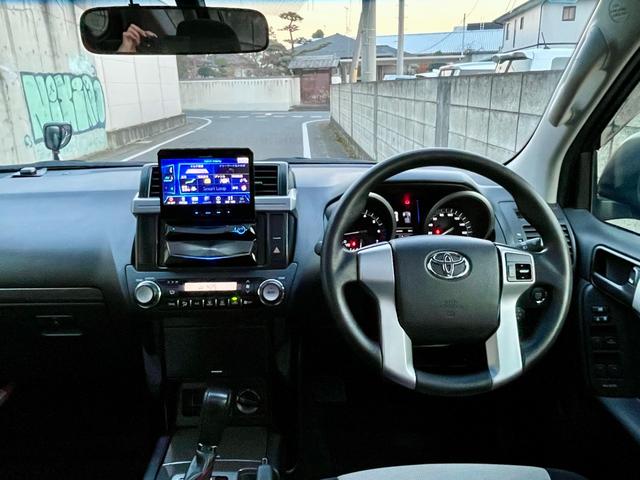 ランドクルーザープラド ＴＸ　アルジェントクロス　ナビＴＶ　オートエアコン　禁煙　パワーウインドウ　メモリーナビゲーション　フルセグ　クルコン　４ＷＤ　バックカメラ　ＤＶＤ　サンルーフ　スマートキー　横滑り防止　サイドエアバッグ　盗難防止システム（9枚目）