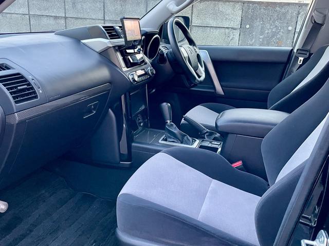 ランドクルーザープラド ＴＸ　アルジェントクロス　ナビＴＶ　オートエアコン　禁煙　パワーウインドウ　メモリーナビゲーション　フルセグ　クルコン　４ＷＤ　バックカメラ　ＤＶＤ　サンルーフ　スマートキー　横滑り防止　サイドエアバッグ　盗難防止システム（11枚目）