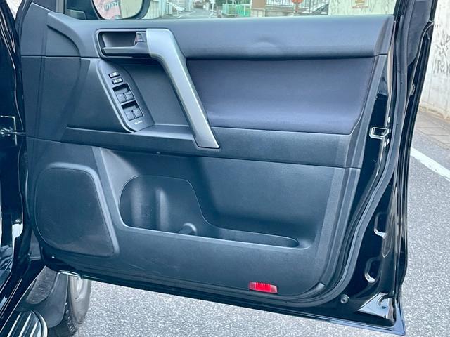 ランドクルーザープラド ＴＸ　アルジェントクロス　ナビＴＶ　オートエアコン　禁煙　パワーウインドウ　メモリーナビゲーション　フルセグ　クルコン　４ＷＤ　バックカメラ　ＤＶＤ　サンルーフ　スマートキー　横滑り防止　サイドエアバッグ　盗難防止システム（17枚目）