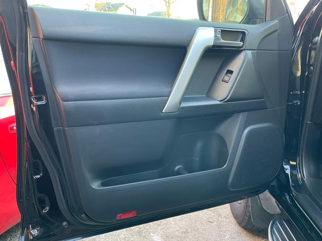 ランドクルーザープラド ＴＸ　アルジェントクロス　ナビＴＶ　オートエアコン　禁煙　パワーウインドウ　メモリーナビゲーション　フルセグ　クルコン　４ＷＤ　バックカメラ　ＤＶＤ　サンルーフ　スマートキー　横滑り防止　サイドエアバッグ　盗難防止システム（18枚目）