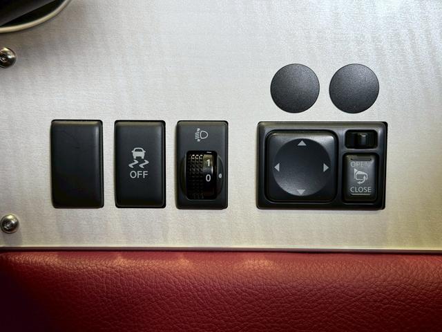 ビュート １２ＳＴ　メイクアップ車　クラシックインパネ　本革シート　キーレスエントリー電動格納ミラー　トランクダンパー（29枚目）