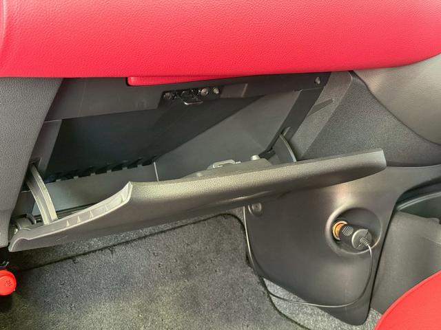 ビュート １２ＳＴ　メイクアップ車　クラシックインパネ　本革シート　キーレスエントリー電動格納ミラー　トランクダンパー（34枚目）