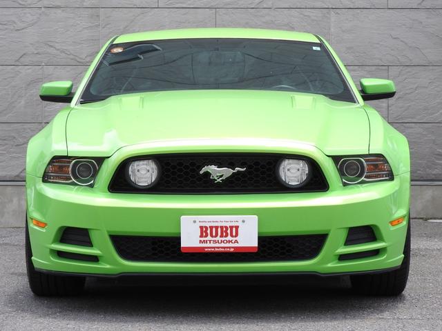 マスタング Ｖ８　ＧＴパフォーマンスパッケージ　２０１３年モデル　４０台限定特別仕様（ＭＴ２５台）　正規ディーラー車　ＲＥＣＡＲＯシート　Ｂｒｅｍｂｏブレーキ　６ＭＴ　バックカメラ　専用１９インチＡＷ　専用サスペンション（2枚目）