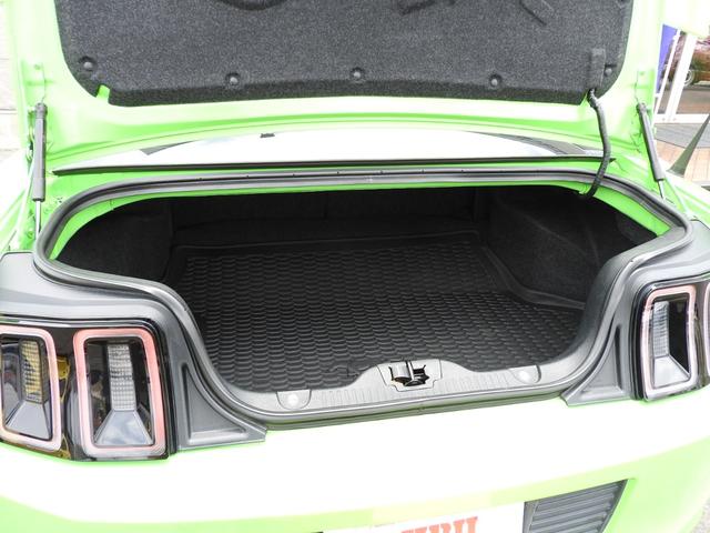 マスタング Ｖ８　ＧＴパフォーマンスパッケージ　２０１３年モデル　４０台限定特別仕様（ＭＴ２５台）　正規ディーラー車　ＲＥＣＡＲＯシート　Ｂｒｅｍｂｏブレーキ　６ＭＴ　バックカメラ　専用１９インチＡＷ　専用サスペンション（12枚目）