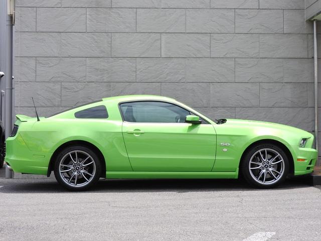 マスタング Ｖ８　ＧＴパフォーマンスパッケージ　２０１３年モデル　４０台限定特別仕様（ＭＴ２５台）　正規ディーラー車　ＲＥＣＡＲＯシート　Ｂｒｅｍｂｏブレーキ　６ＭＴ　バックカメラ　専用１９インチＡＷ　専用サスペンション（15枚目）