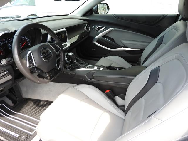 シボレーカマロ ＬＴ　ＲＳ　２０１８年モデル　光岡５０周年特別仕様車　ＡｐｐｌｅＣａｒＰｌａｙ／ＡｎｄｒｏｉｄＡｕｔｏ　ＢＯＳＥサウンド　専用ミディアムアッシュグレーレザーシート　シートヒーター＆クーラー　前後ドラレコ　限定６台　クルコン　純正２０インチＡＷ　ＥＴＣ（4枚目）