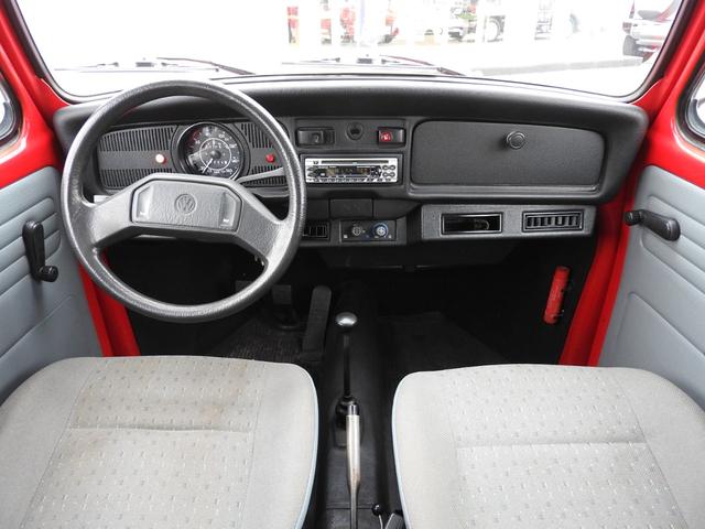 ビートル ベースグレード　１．６　新車並行車　当店販売車両　４速マニュアル　クーラー　アルミホイール　グレーモケットシート　左ハンドル　インジェクションエンジン　純正ホイール有（5枚目）