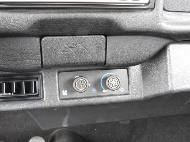 ビートル ベースグレード　１．６　新車並行車　当店販売車両　４速マニュアル　クーラー　アルミホイール　グレーモケットシート　左ハンドル　インジェクションエンジン　純正ホイール有（8枚目）