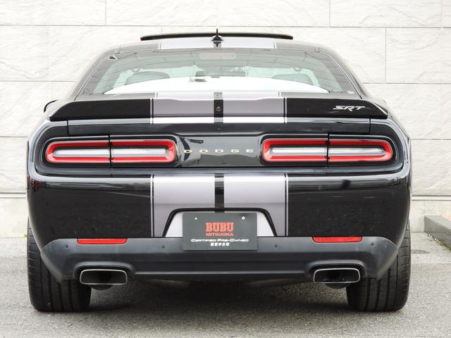 ダッジ・チャレンジャー ＳＲＴ３９２　２０１５年モデル　サンルーフ　ハーマンカードン　スウェードレザー　８．４インチディスプレイ　シートヒーターベンチレーター　ハーマンカードンサウンド　サブウーファー　ブレンボブレーキキャリパー　バックカメラ　純正２０インチＡＷ　オートチェック確認済（17枚目）