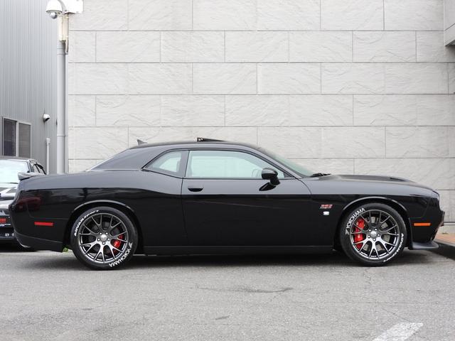 ダッジ・チャレンジャー ＳＲＴ３９２　２０１５年モデル　サンルーフ　ハーマンカードン　スウェードレザー　８．４インチディスプレイ　シートヒーターベンチレーター　ハーマンカードンサウンド　サブウーファー　ブレンボブレーキキャリパー　バックカメラ　純正２０インチＡＷ　オートチェック確認済（18枚目）