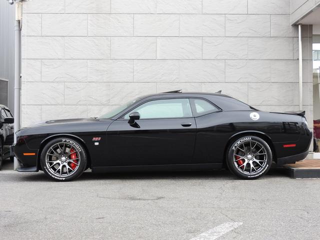 ダッジ・チャレンジャー ＳＲＴ３９２　２０１５年モデル　サンルーフ　ハーマンカードン　スウェードレザー　８．４インチディスプレイ　シートヒーターベンチレーター　ハーマンカードンサウンド　サブウーファー　ブレンボブレーキキャリパー　バックカメラ　純正２０インチＡＷ　オートチェック確認済（19枚目）