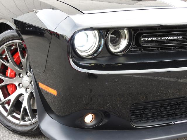 ダッジ・チャレンジャー ＳＲＴ３９２　２０１５年モデル　サンルーフ　ハーマンカードン　スウェードレザー　８．４インチディスプレイ　シートヒーターベンチレーター　ハーマンカードンサウンド　サブウーファー　ブレンボブレーキキャリパー　バックカメラ　純正２０インチＡＷ　オートチェック確認済（21枚目）
