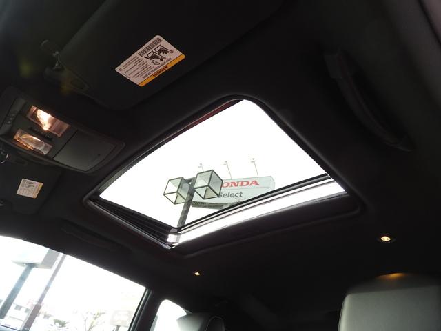 ダッジ・チャレンジャー ＳＲＴ３９２　２０１５年モデル　サンルーフ　ハーマンカードン　スウェードレザー　８．４インチディスプレイ　シートヒーターベンチレーター　ハーマンカードンサウンド　サブウーファー　ブレンボブレーキキャリパー　バックカメラ　純正２０インチＡＷ　オートチェック確認済（24枚目）