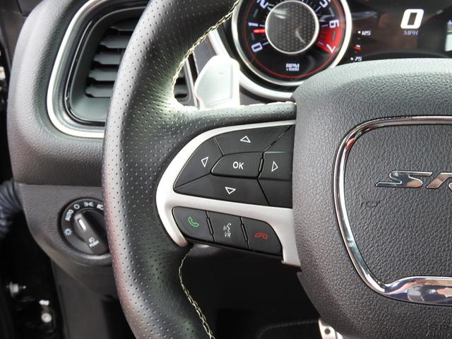 ダッジ・チャレンジャー ＳＲＴ３９２　２０１５年モデル　サンルーフ　ハーマンカードン　スウェードレザー　８．４インチディスプレイ　シートヒーターベンチレーター　ハーマンカードンサウンド　サブウーファー　ブレンボブレーキキャリパー　バックカメラ　純正２０インチＡＷ　オートチェック確認済（28枚目）