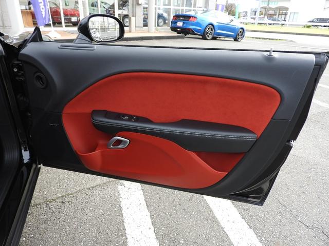 ダッジ・チャレンジャー ＳＲＴ３９２　２０１５年モデル　サンルーフ　ハーマンカードン　スウェードレザー　８．４インチディスプレイ　シートヒーターベンチレーター　ハーマンカードンサウンド　サブウーファー　ブレンボブレーキキャリパー　バックカメラ　純正２０インチＡＷ　オートチェック確認済（34枚目）