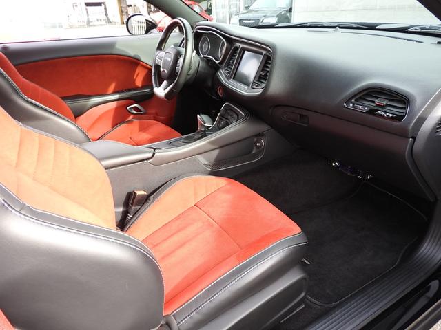 ダッジ・チャレンジャー ＳＲＴ３９２　２０１５年モデル　サンルーフ　ハーマンカードン　スウェードレザー　８．４インチディスプレイ　シートヒーターベンチレーター　ハーマンカードンサウンド　サブウーファー　ブレンボブレーキキャリパー　バックカメラ　純正２０インチＡＷ　オートチェック確認済（35枚目）