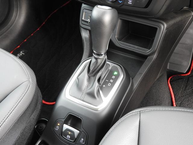 ジープ・レネゲード リミテッド　２０２３年モデル　メーカー保証付　当店デモカー　ＡｐｐｌｅＣａｒＰｌａｙ／ＡｎｄｒｏｉｄＡｕｔｏ　純正ナビ　ブラックレザー　シートヒーター　アダプティブクルーズ　緊急ブレーキ　純正１７ＡＷ　前後ドラレコ　ＬＥＤヘッドライト　ＢＳＭ　レーンキープ（10枚目）