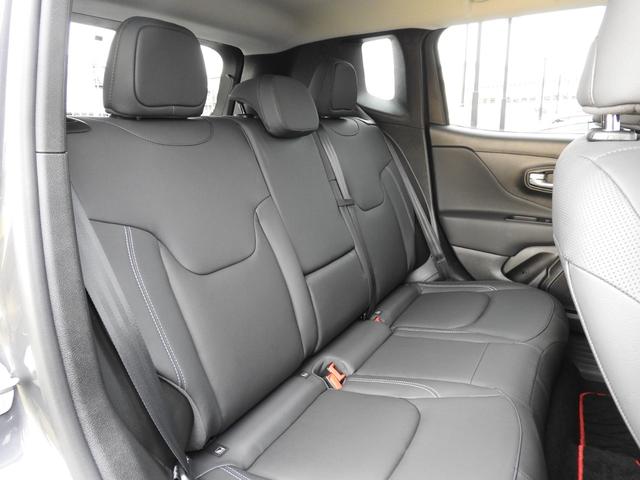 ジープ・レネゲード リミテッド　２０２３年モデル　メーカー保証付　当店デモカー　ＡｐｐｌｅＣａｒＰｌａｙ／ＡｎｄｒｏｉｄＡｕｔｏ　純正ナビ　ブラックレザー　シートヒーター　アダプティブクルーズ　緊急ブレーキ　純正１７ＡＷ　前後ドラレコ　ＬＥＤヘッドライト　ＢＳＭ　レーンキープ（12枚目）