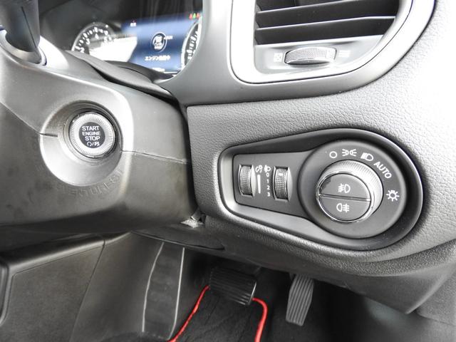 ジープ・レネゲード リミテッド　２０２３年モデル　メーカー保証付　当店デモカー　ＡｐｐｌｅＣａｒＰｌａｙ／ＡｎｄｒｏｉｄＡｕｔｏ　純正ナビ　ブラックレザー　シートヒーター　アダプティブクルーズ　緊急ブレーキ　純正１７ＡＷ　前後ドラレコ　ＬＥＤヘッドライト　ＢＳＭ　レーンキープ（24枚目）