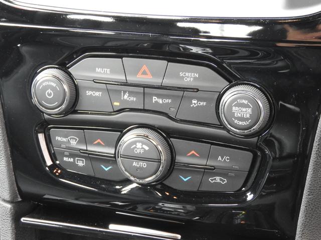 クライスラー・300 300S 2017年モデル 純正AW 前後ドラレコ 純正ナビ地デジ 前後ドラレコ 純正17インチAW ブラックレザー シートヒーター&クーラー アダプティブクルーズ レーンキープアシスト HIDヘッドライト スマートキー オートハイビーム ETC(10枚目)