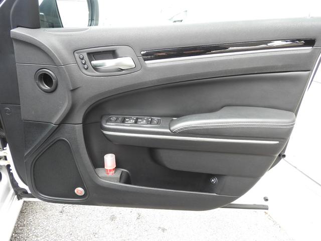 クライスラー・300 300S 2017年モデル 純正AW 前後ドラレコ 純正ナビ地デジ 前後ドラレコ 純正17インチAW ブラックレザー シートヒーター&クーラー アダプティブクルーズ レーンキープアシスト HIDヘッドライト スマートキー オートハイビーム ETC(32枚目)