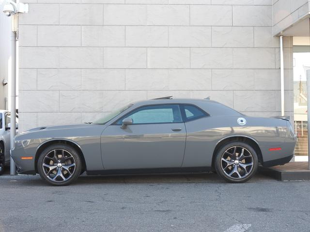 ダッジ・チャレンジャー SXT プラス 2019年モデル サンルーフ 純正アルミ サンルーフ ブラックレザーシート 8.4インチディスプレイ シートヒーターベンチレーション 純正20インチアルミ スマキー エンスタ― アルパインサウンド ボディセンターストライプ オートチェック済(18枚目)