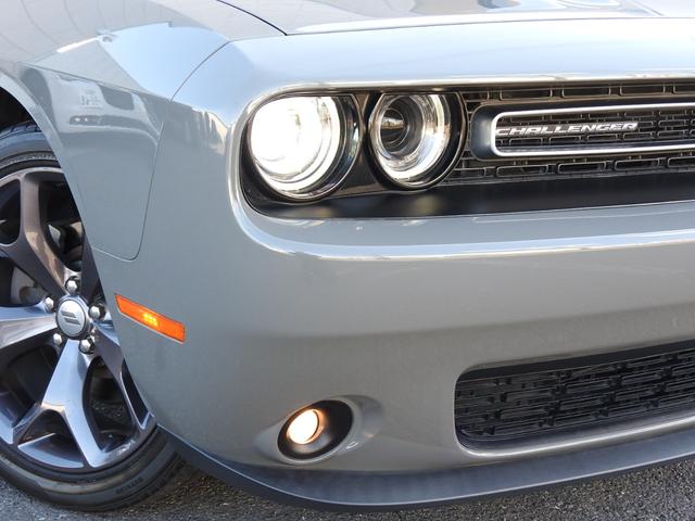 ダッジ・チャレンジャー SXT プラス 2019年モデル サンルーフ 純正アルミ サンルーフ ブラックレザーシート 8.4インチディスプレイ シートヒーターベンチレーション 純正20インチアルミ スマキー エンスタ― アルパインサウンド ボディセンターストライプ オートチェック済(20枚目)