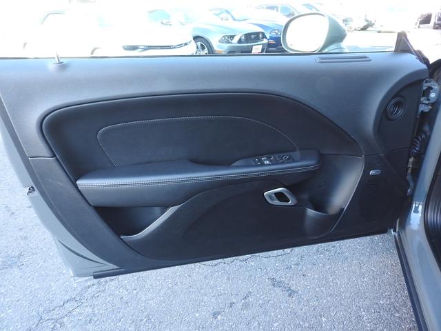 ダッジ・チャレンジャー SXT プラス 2019年モデル サンルーフ 純正アルミ サンルーフ ブラックレザーシート 8.4インチディスプレイ シートヒーターベンチレーション 純正20インチアルミ スマキー エンスタ― アルパインサウンド ボディセンターストライプ オートチェック済(22枚目)